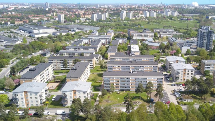 Brf Årsta Backe - På bilden är det husen med silverfärgade tak